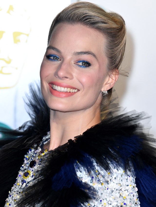 Margot Robbie gyönyörű, de ez a ruha még rajta is nevetségesen áll