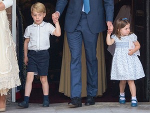 Minden pénzt megér, ahogy György herceg és Sarolta hercegnő az érsek ruháját kémlelik!