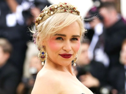 Emilia Clarke templomi szobornak sminkelte magát