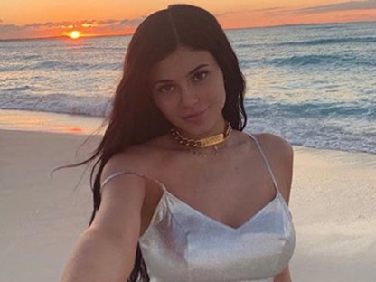 Egy átlagos testalkatú lány Kylie Jenner ruháiban úgy néz ki, mint egy Teletubby