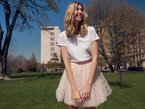 Carrie Bradshaw póló-tüllszoknya szettje inspirálta a Daalarna új mini kollekcióját