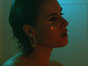 Mayer Fanni szókimondó érzelmes dallal és klippel örvendeztette meg rajongóit