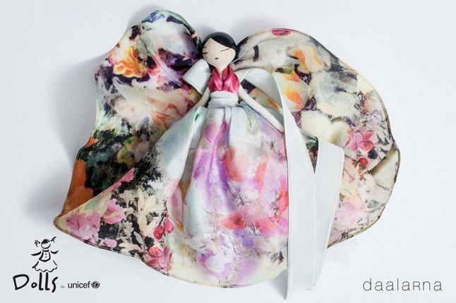 Divatbabákkal segíti az UNICEF a veszélyben levő gyermekeket