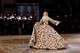 Az idei Vogue World bemutatót Gigi Hadid nyitotta meg egy olyan látványos Valentino kreációban, amelyet a történelmi olasz textíliák ihlettek. A ruha anyaga és mintázata a reneszánsz korabeli udvari viseleteket és a kézzel szőtt brokátokat idézte meg, közvetítve az olasz kultúra örökkévalóságát.