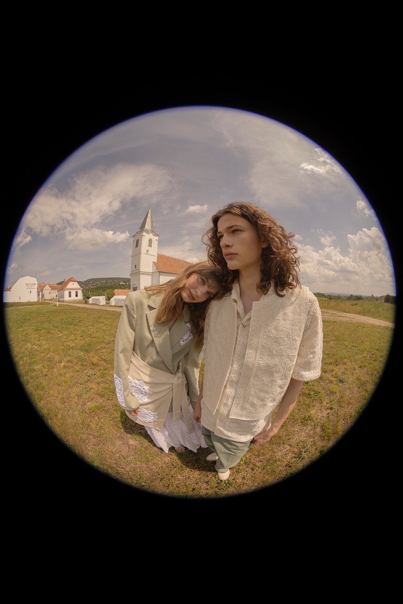 Női ruhadarab: Sophiaron/ Nora Szarka, Horgolt részletek: Maren Művek/Sellyei Mária Laura, Férfi ruhadarabok: Sophiaron/Nora Szarka és Zara