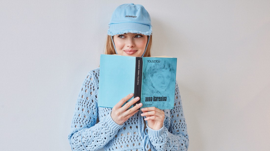 Kardigán GANNI, Baseballsapka JACQUEMUS