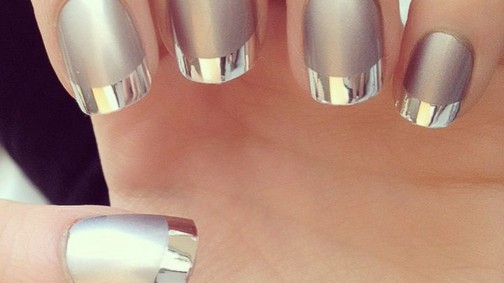 Erre tuti, szükséged van: tükör hatású köröm!