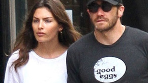 Jake Gyllenhaal is bombázó testű modellel jár