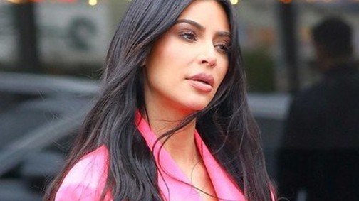 Nem tudjuk eldönteni, hogy Kim Kardashian szettje trendi vagy csak elképesztően nevetséges