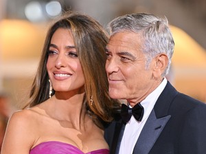 Amal Clooney csillogó miniruhában keltett óriási feltűnést, különleges darabba bújt George Clooney felesége