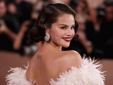 Selena Gomez élete legszebb ruhájában tündökölt a Golden Globe vörös szőnyegén, csak úgy áradt belőle az elegancia 