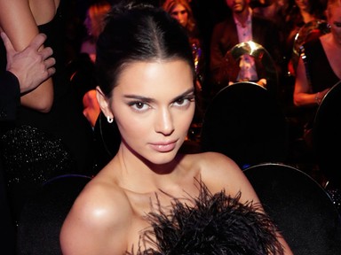 Miért? Kendall Jenner egy szál bugyiban illegeti magát ezen a videón