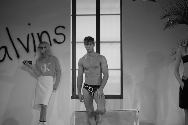 Egy csipetnyi Calvin Klein a délutáni kávé mellé!