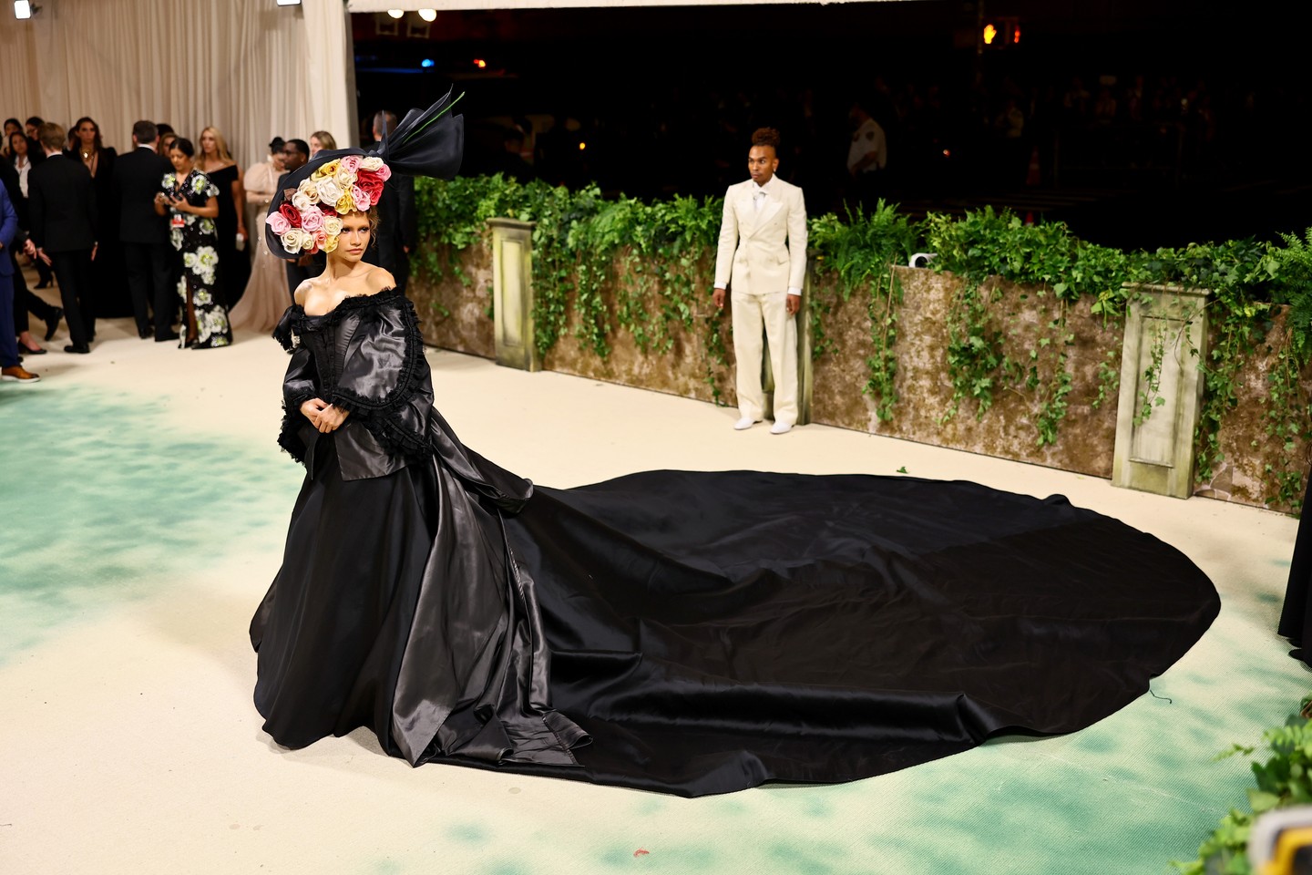 Zendaya második megjelenése is káprázatosra sikerült ebben a Vintage Givenchy by Galliano darabban 1996-ból.