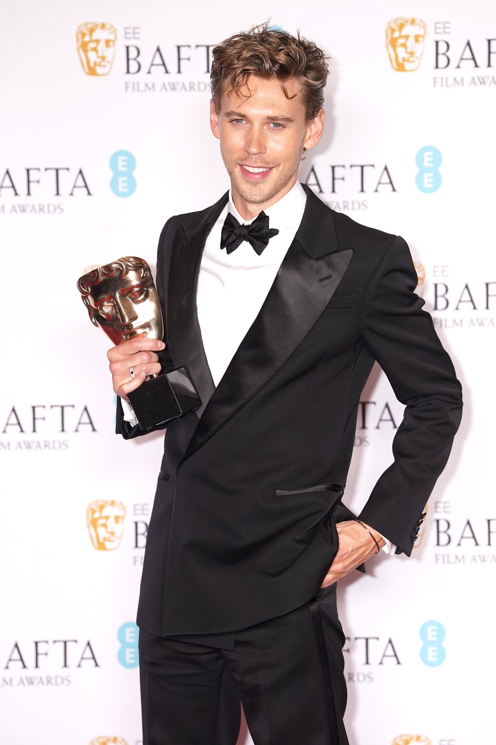 Austin Butler szívdöglesztően fest Alexander McQueen öltönyében