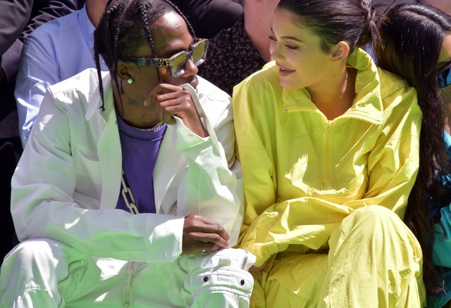 Kylie Jenner ebben az idétlen overálban úgy néz ki, mint a sárga Teletubby