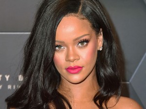 Szerdánként Rihanna is rózsaszínt visel, ráadásul latexet