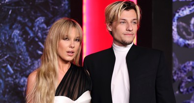 Millie Bobby Brown és Jake Bongiovi szerelmes fotójától elolvadunk, álomszép helyen csattant el egy csók közöttük