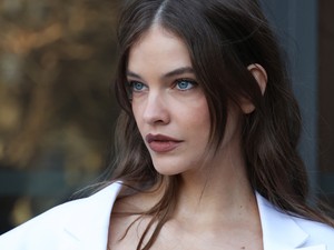 Palvin Barbara extra mini szoknyában és combfixben hódított, hatalmas feltűnést keltett a párizsi divathéten