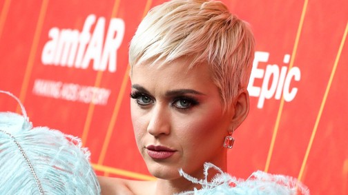 Katy Perry óriási kék papagáj a vörös szőnyegen