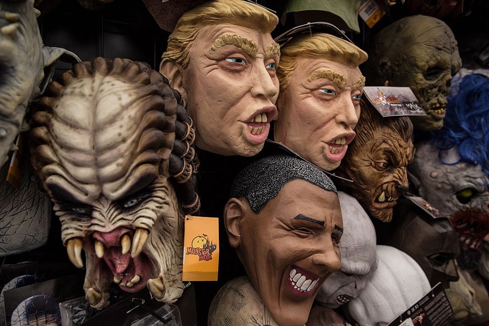 Érdekes üzenete lehet annak, ha a választáskor fél Amerika Trumpnak öltözik