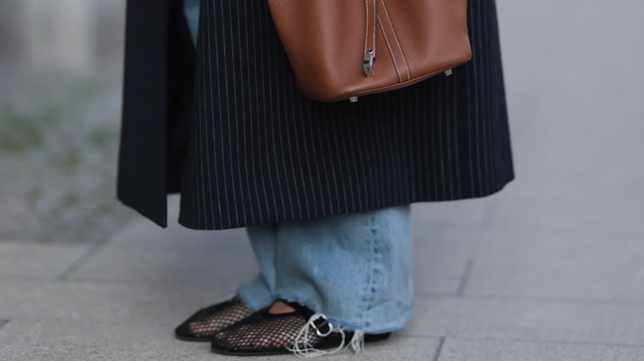 Ez a necchálós balerina stílus téli megfelelője. Az illúzió cipővel idén több divatház, és megfizethető márka is tarolhat.