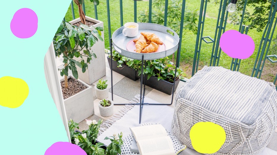 Egy kis erkélyt is naggyá lehet tenni megfelelő bútorokkal és egyedi dekorációval. 