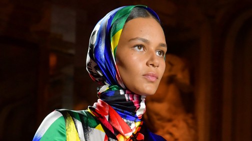 Síró- és nevetőgörcsöd lesz, ha meglátod, hogy ki pörgeti fel a kendődivatot