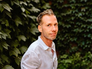 Leánykereskedelem áldozatainak állít emléket legújabb kötetében Huszti Gergely