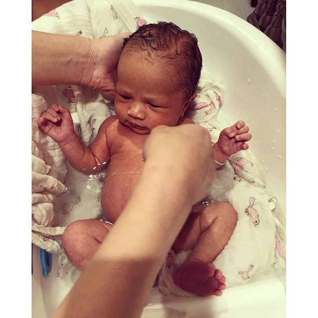 Új fotók! A legédesebb kisbaba, akit valaha láttál! Chrissy Teigen kislánya fürdetéséről osztott meg fotót