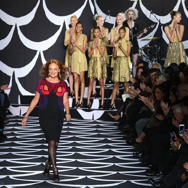 És az este ünnepeltje, Diane is végigvonul a kifutón.
