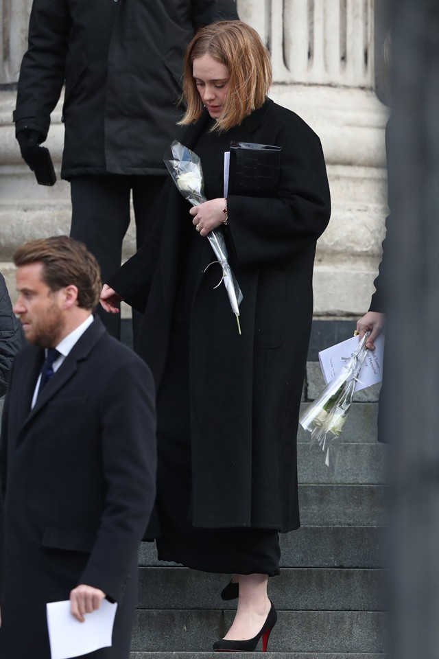 Már nagyon nagy Kate Middleton pocakja, elegáns kabátruhába próbálta rejteni