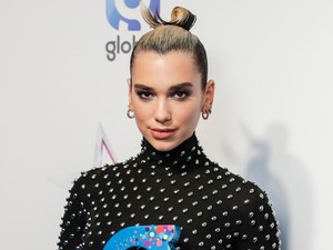 Szent Angelina! Dua Lipa combvillantásától tátva marad a szád
