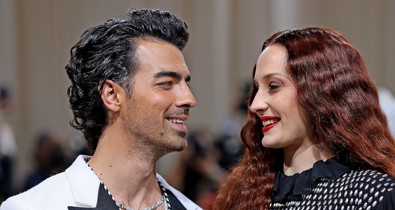 A várandós Sophie Turner és Joe Jonas szolgáltatták a gótikus sikket a Met gálán