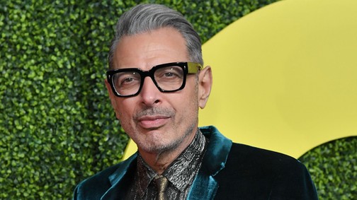 Mindenki nevetséges lenne egy ilyen öltönyben, de ő ultramenő benne