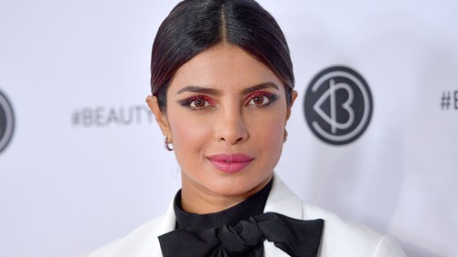 Tátott szájjal bámuljuk Priyanka Chopra ultradögös villantós szerelését