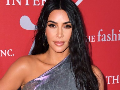 Kim Kardashian és ultravékony dereka megérkezett a vörös szőnyegre
