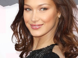Bella Hadid a nyár utolsó pillanatait is kihasználja, hogy apró fürdőruháit mutogassa