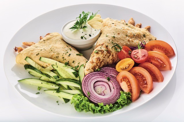 Zöldfűszeres palacsintában tálalt grillezett csirkemellcsíkok, roppanós friss zöldségekkel, fokhagymás tejföllel