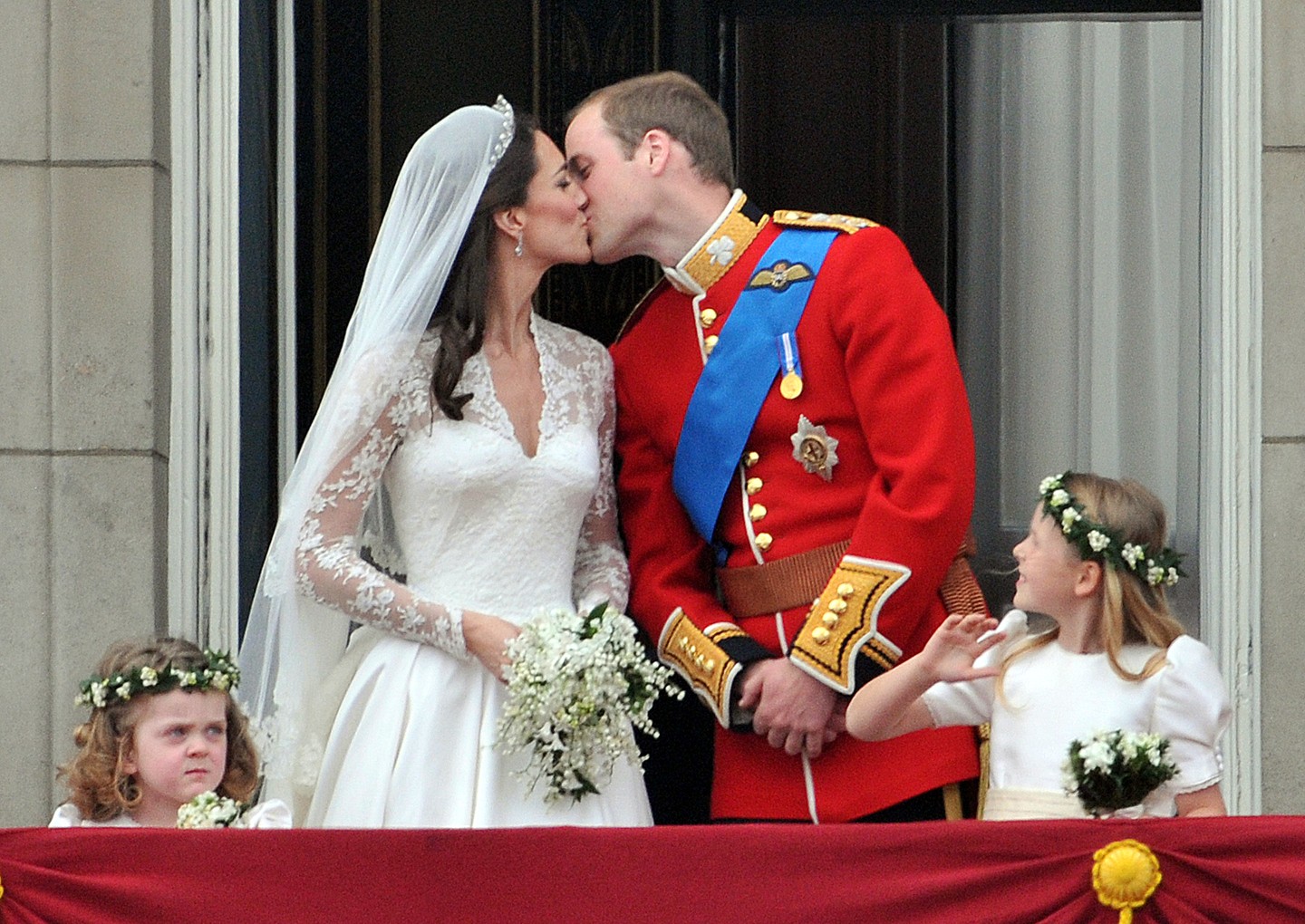 2011 - Katalin hercegné és Vilmos herceg kimondták egymásnak a boldogító igent, amit egy nyilvános csókkal is megpecsételtek.