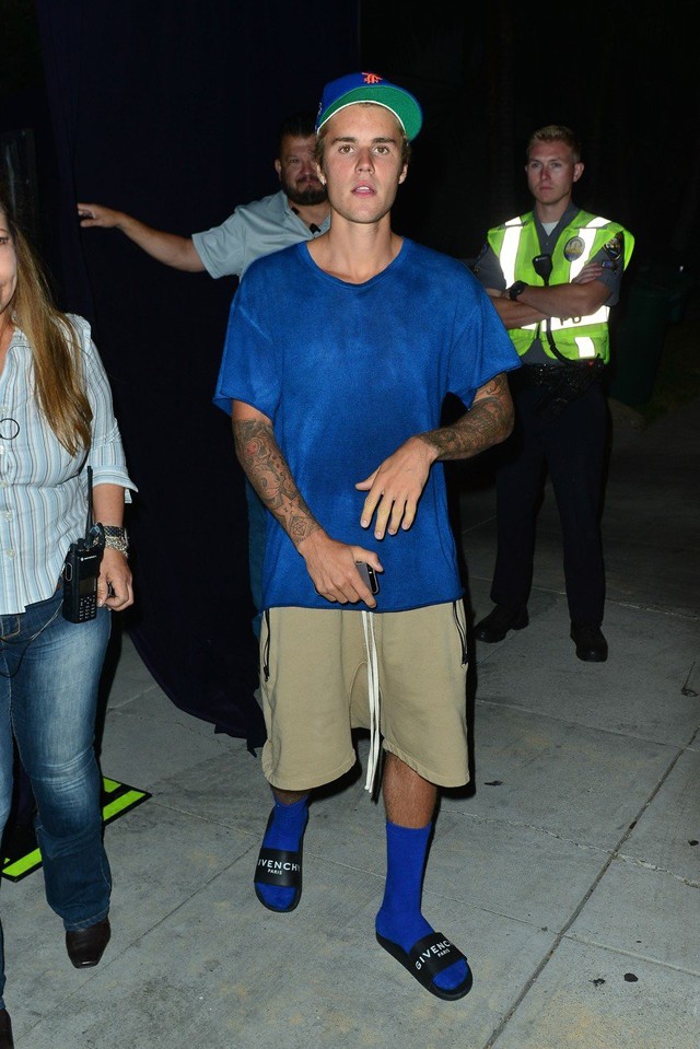 Justin Bieber zokni-papucsban! Visszahozza a divatba?