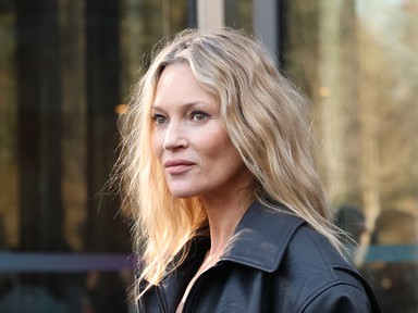 Kate Moss bevállalta: teljesen átlátszó pucérfelsőben villantott mellbimbót az 51 éves modell
