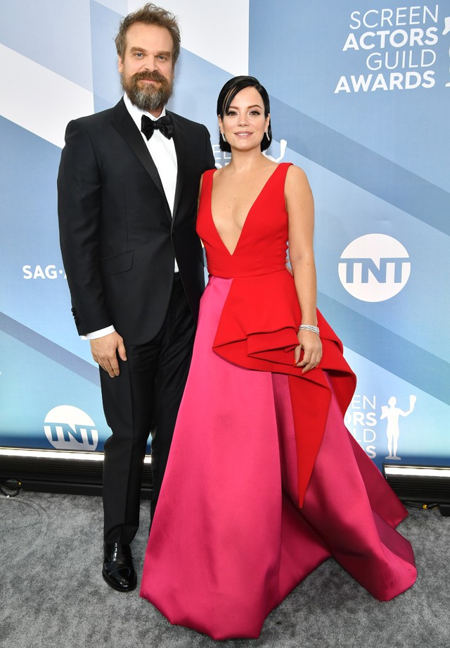 Lily Allen és David Harbour a SAG gálán