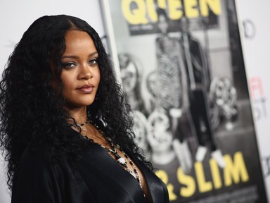 Rihannát látnod kell ebben a szerelésben