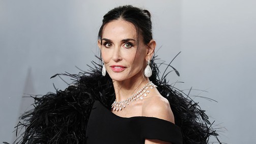 Demi Moore pucérfelsőben lépett a vörös szőnyegre, átlátszó szettjéből csak úgy sugárzik az elegancia