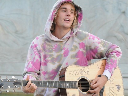 Justin Bieber szerenádja Hailey Baldwinnak nem is volt olyan különleges: kilencszer adott szerenádot