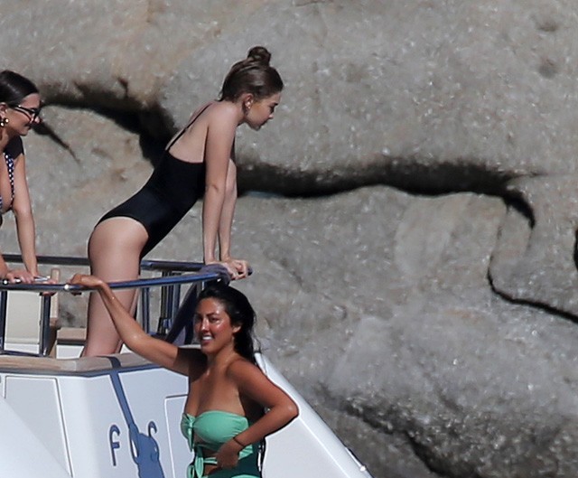 Gigi Hadid és Emily Ratajkowski