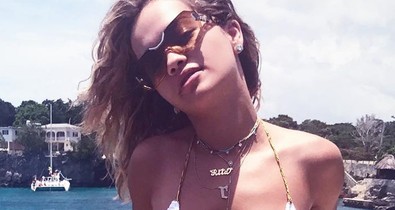 Lemondta a budapesti koncertjét, de az Instagramon erős dekoltázsturnét tart Rita Ora