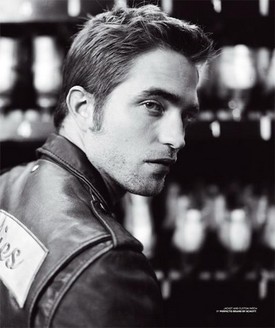 Robert Pattinson profi stylinggal, és széttetovált karral