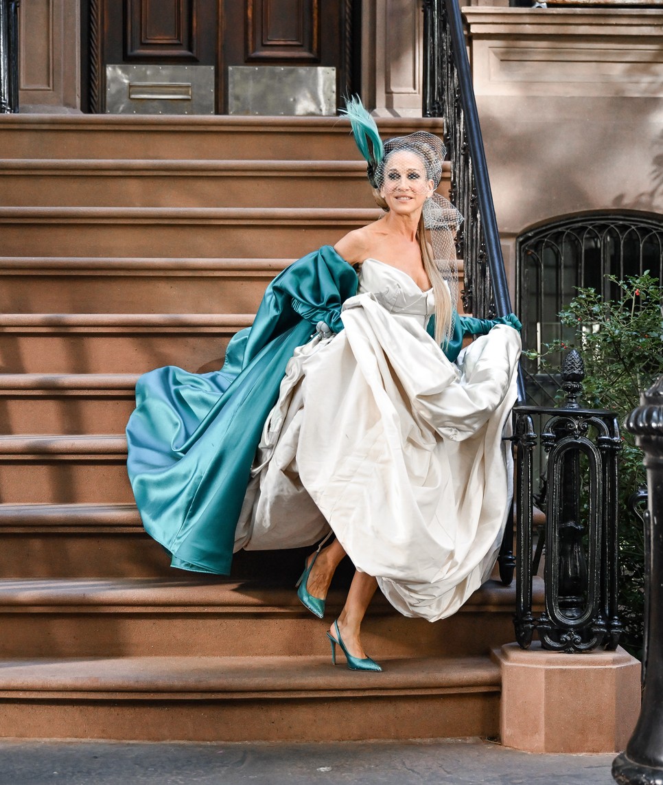 Az És egyszer csak... második évadának első epizódjában kék kiegészítőkkel aktualizálták a Vivienne Westwood archívum emlékezetes darabját